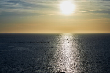 Puesta de sol en el océano atlántico con barcos en elmar