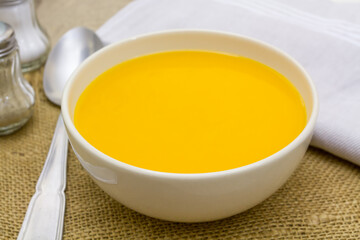 bol de soupe au potiron sur une table