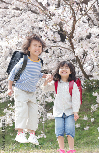 ジャンプする男の子と笑顔の女の子 Asian Poster Asi Paylessimages