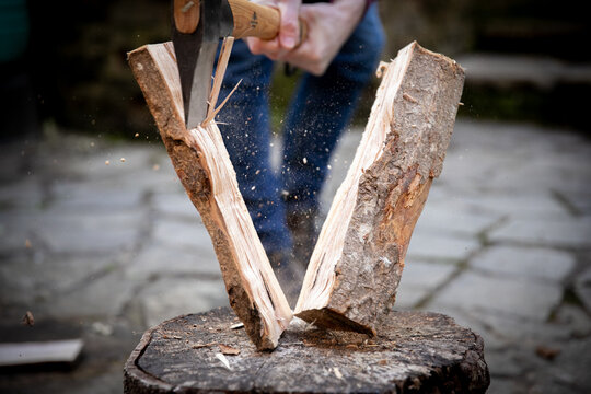 axe splitting log