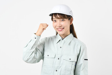 ガッツポーズをする作業員の女性
