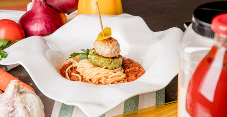 Almôndegas com Esparguete e Molho de Tomate Bolonhesa