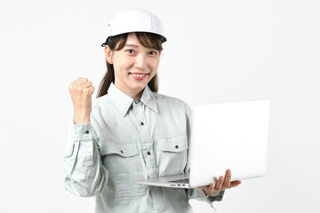 パソコンを持つ作業員の女性