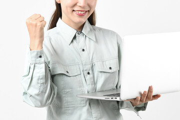 パソコンを持つ作業員の女性