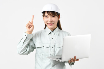 パソコンを持つ作業員の女性