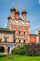 Obraz premium The relatives of the Russian tsars Naryshkins donated their town estate to the monastery. This is how the Southern Courtyard, also built in the Moscow Baroque style, arose. 