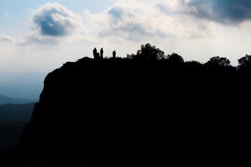 Excursi&oacute;n en la monta&ntilde;a durante el atardecer en un d&iacute;a nublado