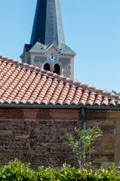 en la imagen se observa el tejado de la iglesia del pueblo de perreux en francia
