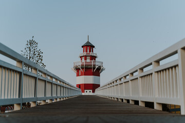 Fototapeta na wymiar Leuchtturm im Hafendorf Rheinsberg