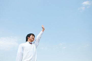 手を振る男子高校生