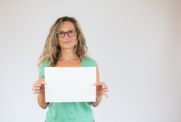 Naklejka premium Smiling beautiful woman with glasses showing a paper