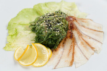 Зелень заготовки для суши снятое на белом фоне