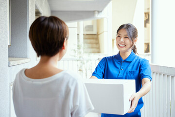 宅配を行う若い日本人女性