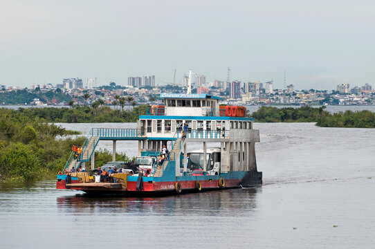Chegada da balsa no porto de Cacau Pir&ecirc;ra em Iranduba