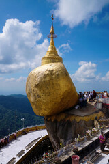 Buddhistische Pilger am Goldenen Fels - Kyaikto Myanmar	 - obrazy, fototapety, plakaty