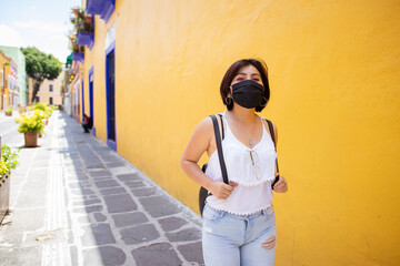 Mujer con cubre bocas