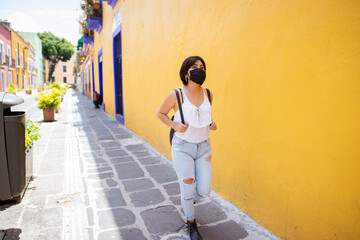 Mujer turista en ciudad de puebla mexico con cubre bocas 