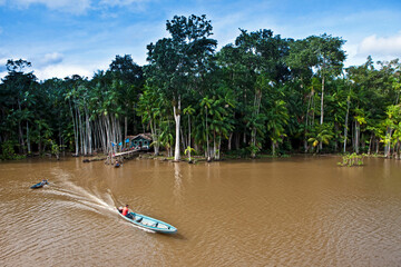 Ribeirinho em canoa a motor na Ilha do Marajo.