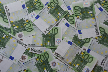 Geldscheine auf einem Tisch