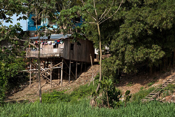 Casa de madeira nas margem do rio solim&otilde;es .