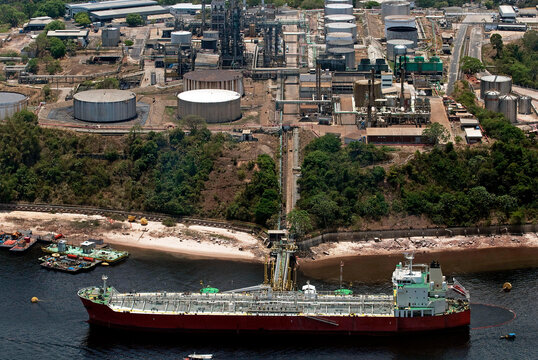 Vista a&eacute;rea de navio petroleiro carregando em refin&aacute;ria no porto de Manaus..