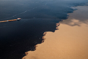 Vista aerea do Encontro das &Aacute;guas, fen&ocirc;meno que acontece na conflu&ecirc;ncia entre o rio Negro, de &aacute;gua escura, e o rio Solim&otilde;es clara..