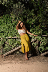 Modella nella vegetazione