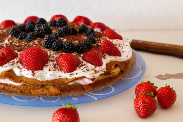 Selbstgemachte vegane Erdbeertorte.
