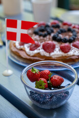 Dänische Fahne , Schale Erdbeeren und selbstgemachte vegane Erdbeertorte.