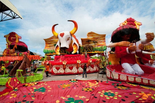 Carros aleg&oacute;ricos do Boi Garantido sendo preparados antes da apresenta&ccedil;&atilde;o.