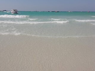 青空とエメラルドグリーン色の海と白い砂浜