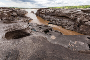 タイ国ウボンラーチャターニー県メコン川の観光地サムパンボーク