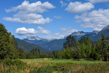 Fototapeta na wymiar 山や森に囲まれたゴルフ場の風景　　　ウイスラー　ブリティッシュコロンビア　カナダ　　 