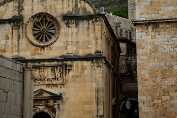 Fachada de iglesia de piedra antigua con callejón singular