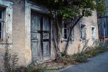 Fototapeta na wymiar Altes verlassenes Haus Eingangstüre
