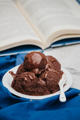 sorvete chocolate com calda