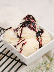 sorvete creme com calda vermelha