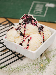 sorvete creme com calda vermelha