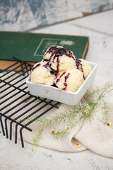 sorvete creme com calda vermelha