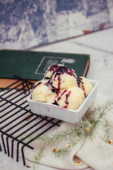 sorvete creme com calda vermelha