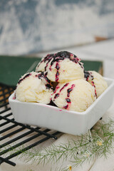 sorvete creme com calda vermelha