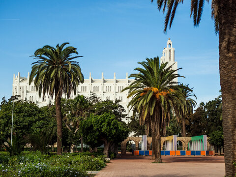 Vista da Cath&eacute;drale du Sacr&eacute; Coeur do jardim Parc de la Ligue Arabe em Casablanca - Marrocos