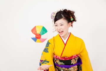 Fototapeta premium 紙風船で遊ぶ振袖女性