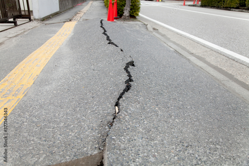 Canvas Prints 液状化現象で隆起した歩道