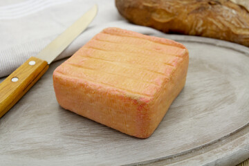 maroilles sur une planche à découper