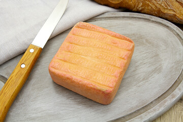 maroilles sur une planche à découper