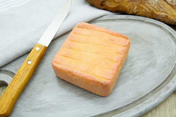 maroilles sur une planche à découper