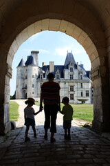 Famille se dirigeant vers le château de la Rochefoucault 