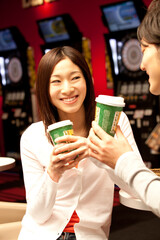 ダーツバーで休憩するカップル