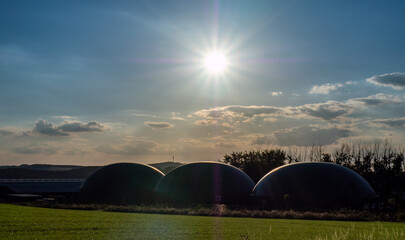 Fototapeta na wymiar Biogasanlage im Abendrot
